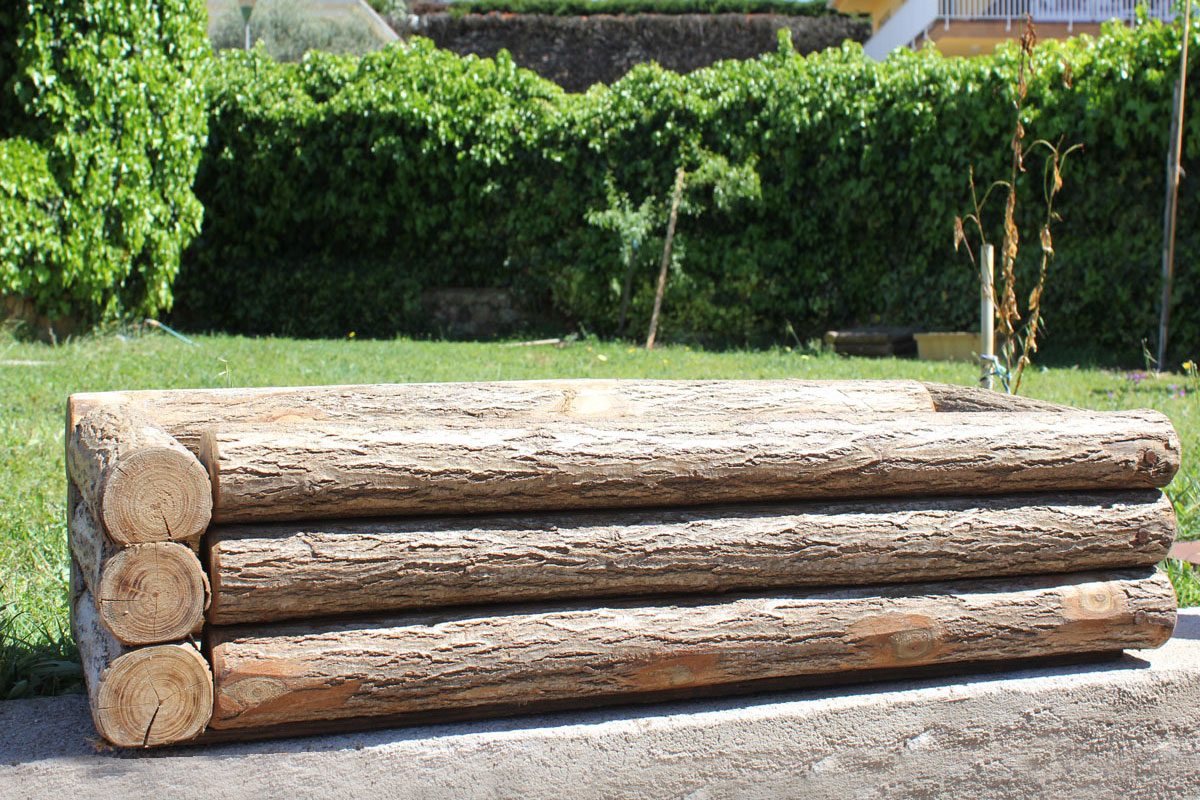 Jardinera rectangular rústica de troncos con pela