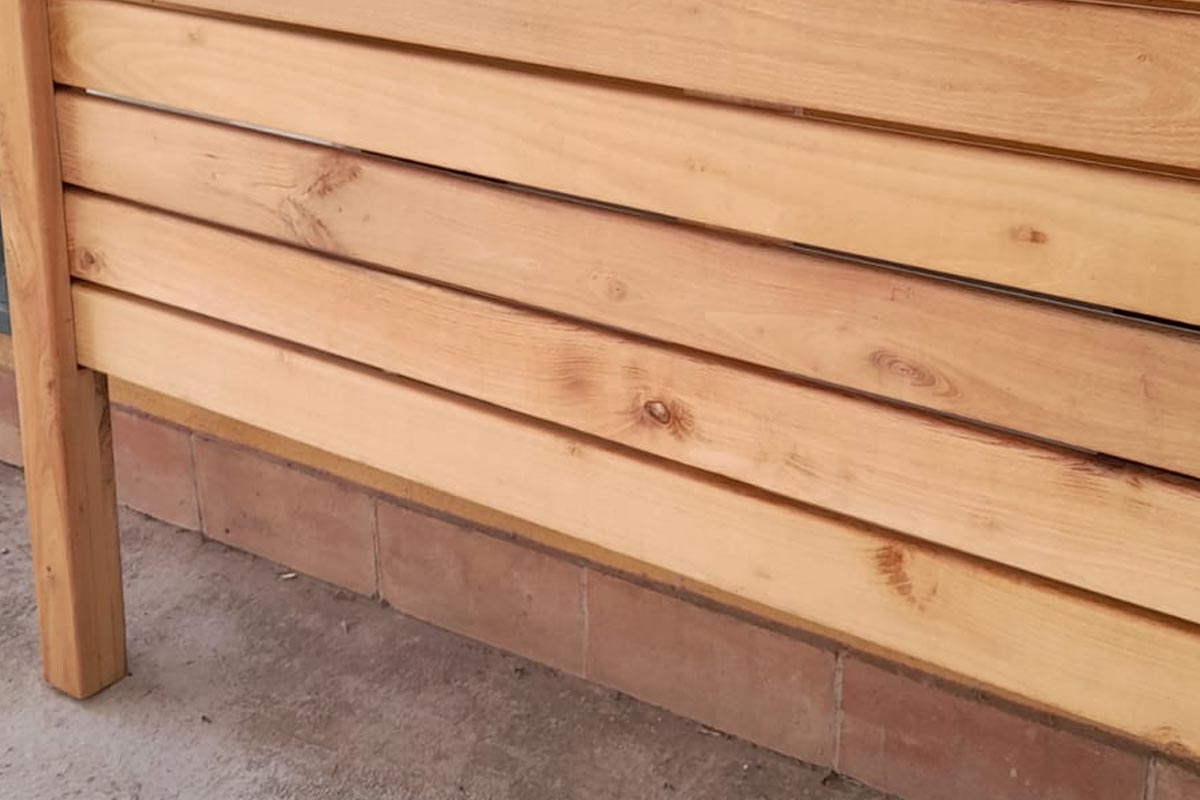 Cama con listones horizontales en madera de acacia