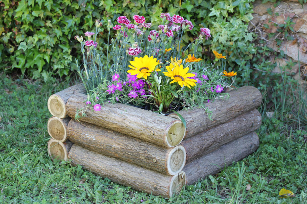 Jardinera cuadrada rústica de troncos con pela