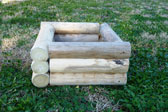 Jardinera cuadrada rústica de troncos pulidos