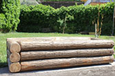 Jardinera rectangular rústica de troncos con pela