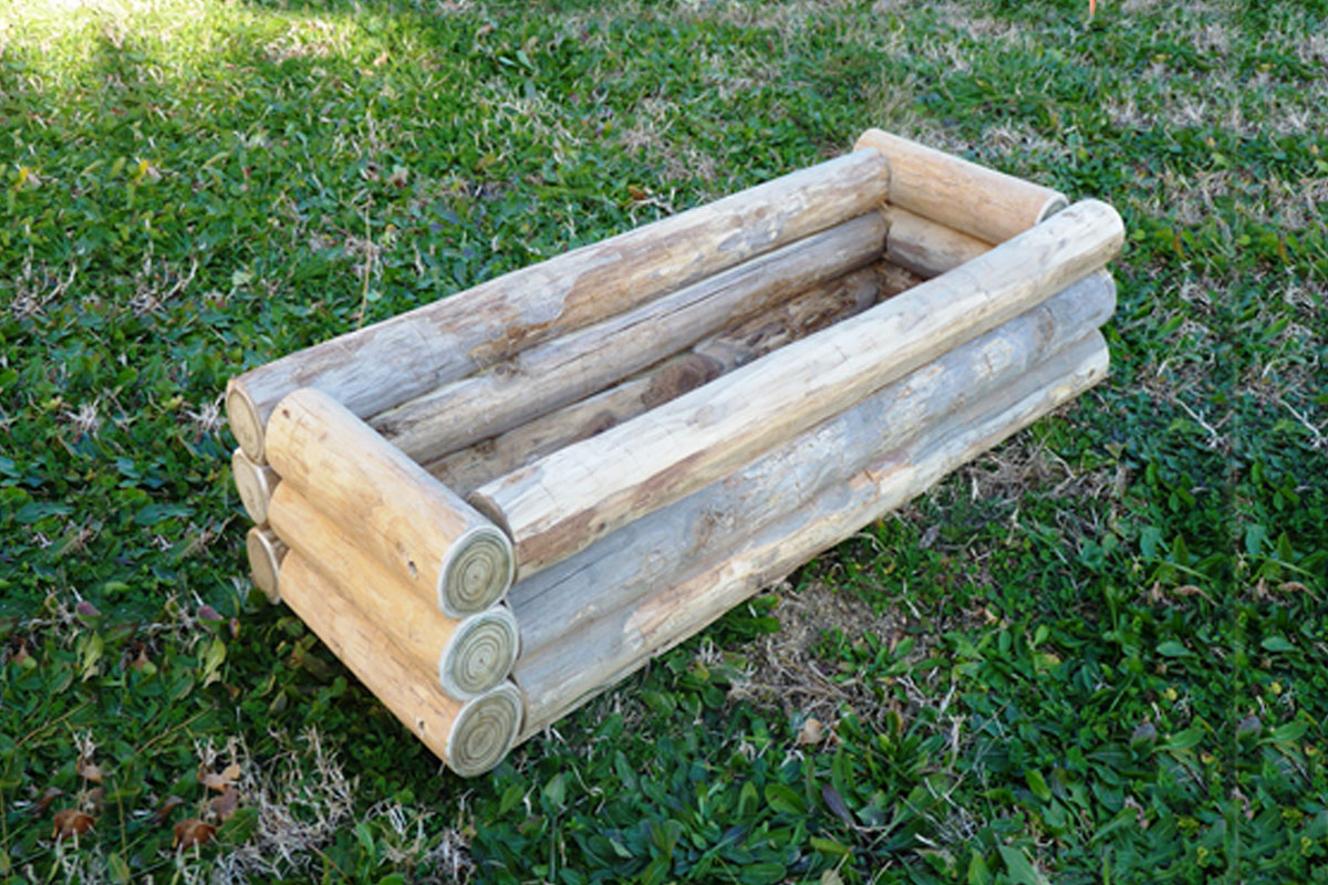 Jardinera rectangular rústica de troncos pulidos