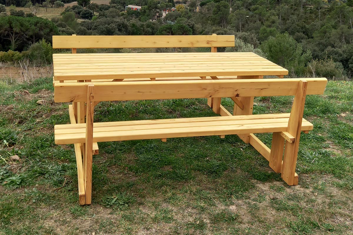 Taula rectangular amb bancs fixos amb respatller