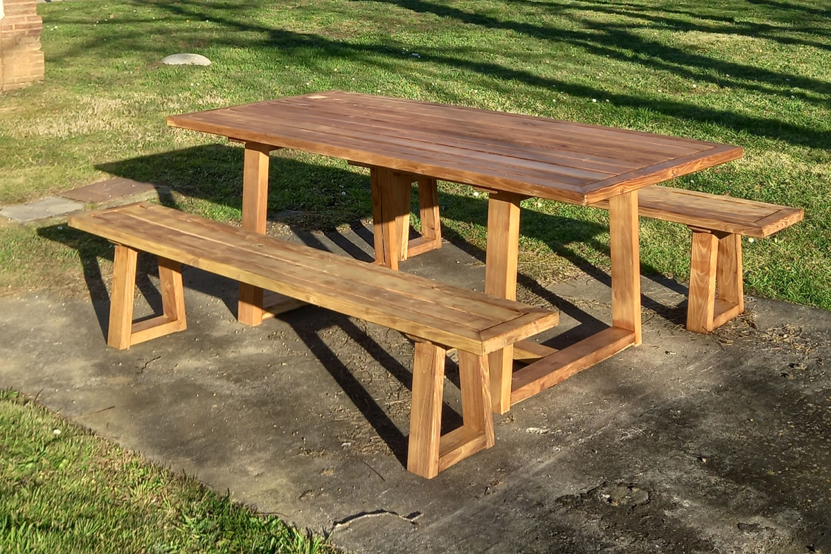 Mesa Rectangular Con Bancos De Madera