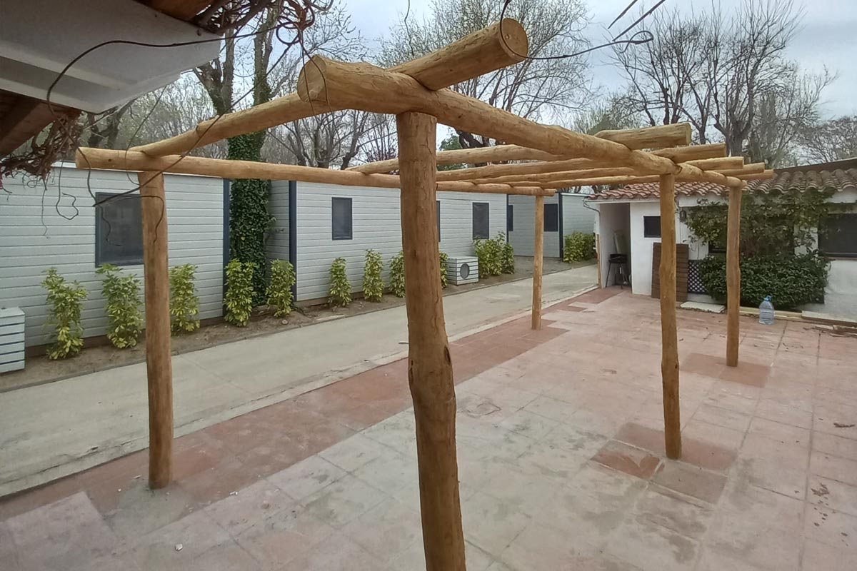 Pérgola rústica de madera de acacia