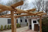 Pérgola rústica de madera de acacia