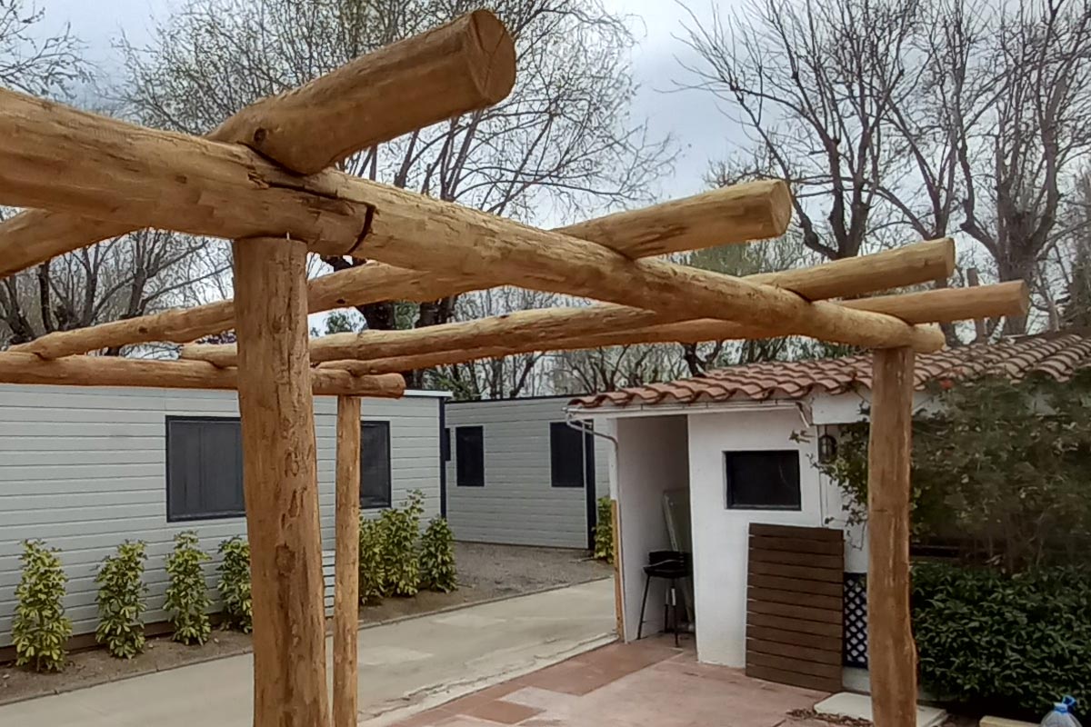 Pérgola rústica de madera de acacia