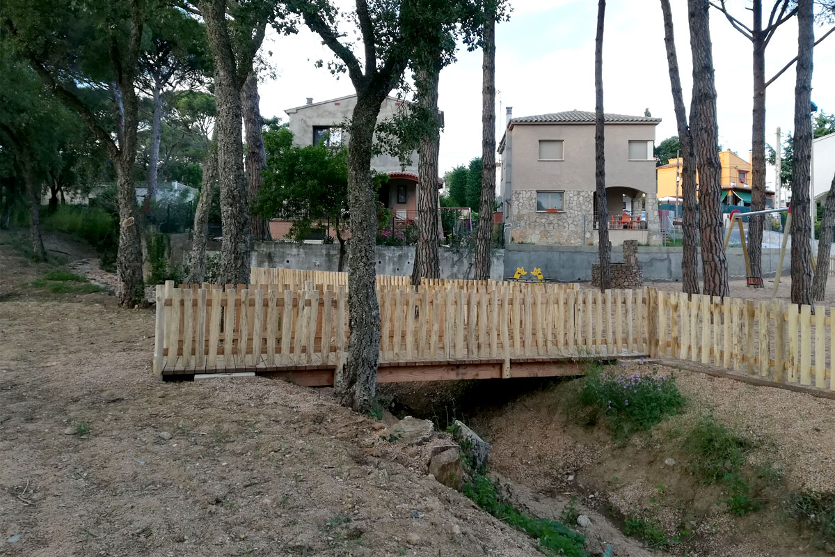 Valla rústica de troncos de madera de acacia