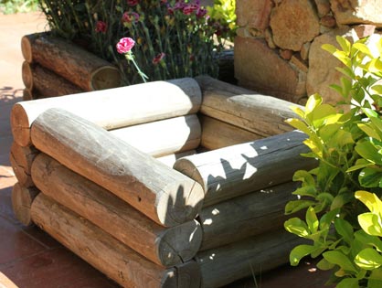 Jardinera quadrada rústica de troncs polits