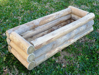 Jardinera rectangular rústica de troncs polits