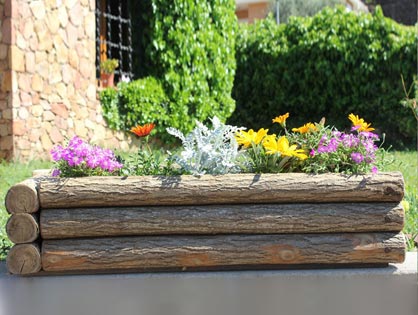 Jardinera rectangular rústica de troncs amb pela