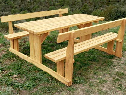 Mesa rectangular con bancos fijos estilo nórdico