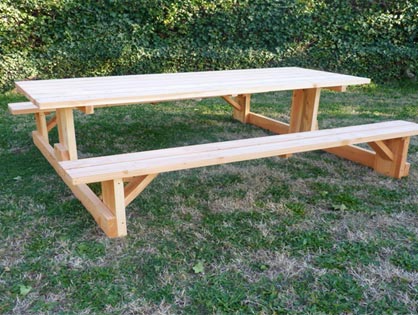 Mesa rectangular con bancos fijos sin respaldo