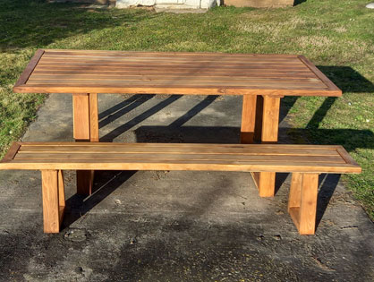 Mesa rectangular con bancos de madera