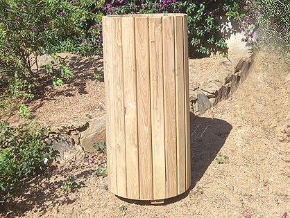 Papelera de acacia redonda