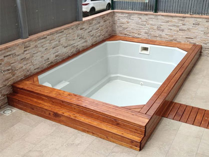Tarima de madera para piscina