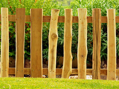 Valla rústica con tablones de madera de acacia